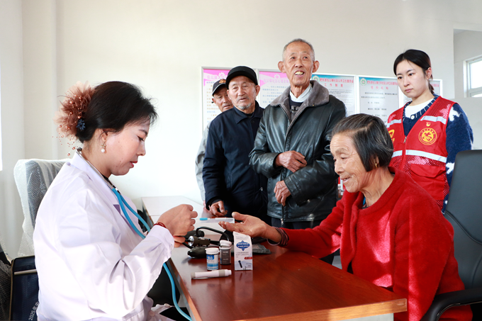 重阳敬老！东城文传公司赴大许社区慰问困难党员和群众