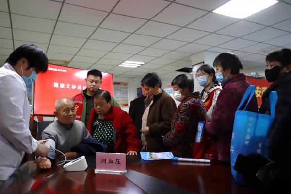 健康义诊暖民心